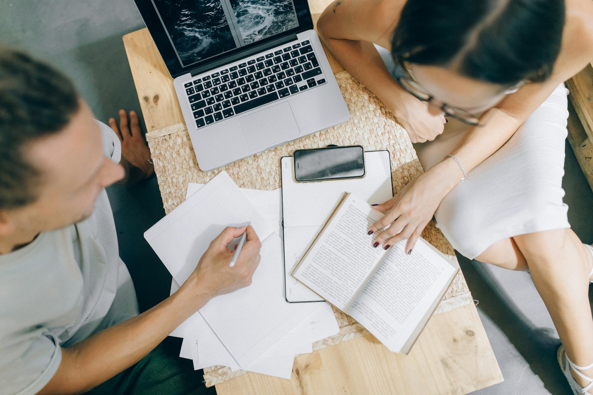 Équipe associative échangeant autour d’un projet